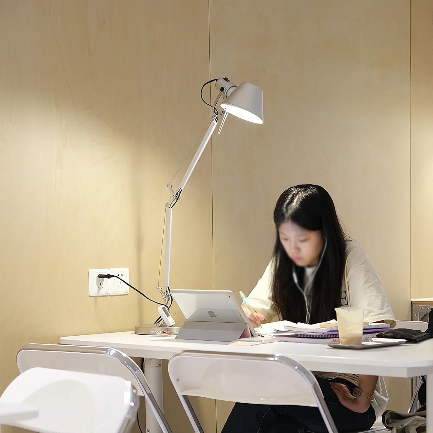 Articulated Aluminum Desk Lamp