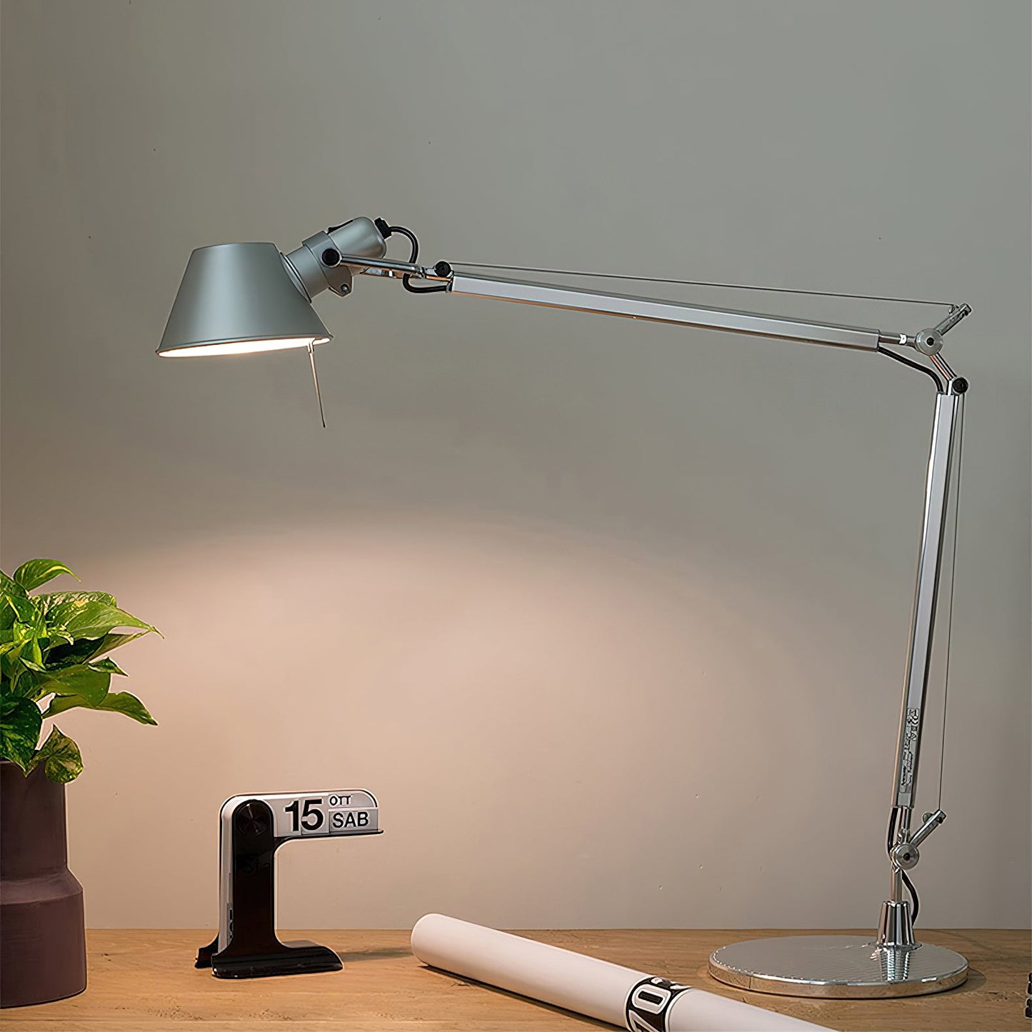 Articulated Aluminum Desk Lamp