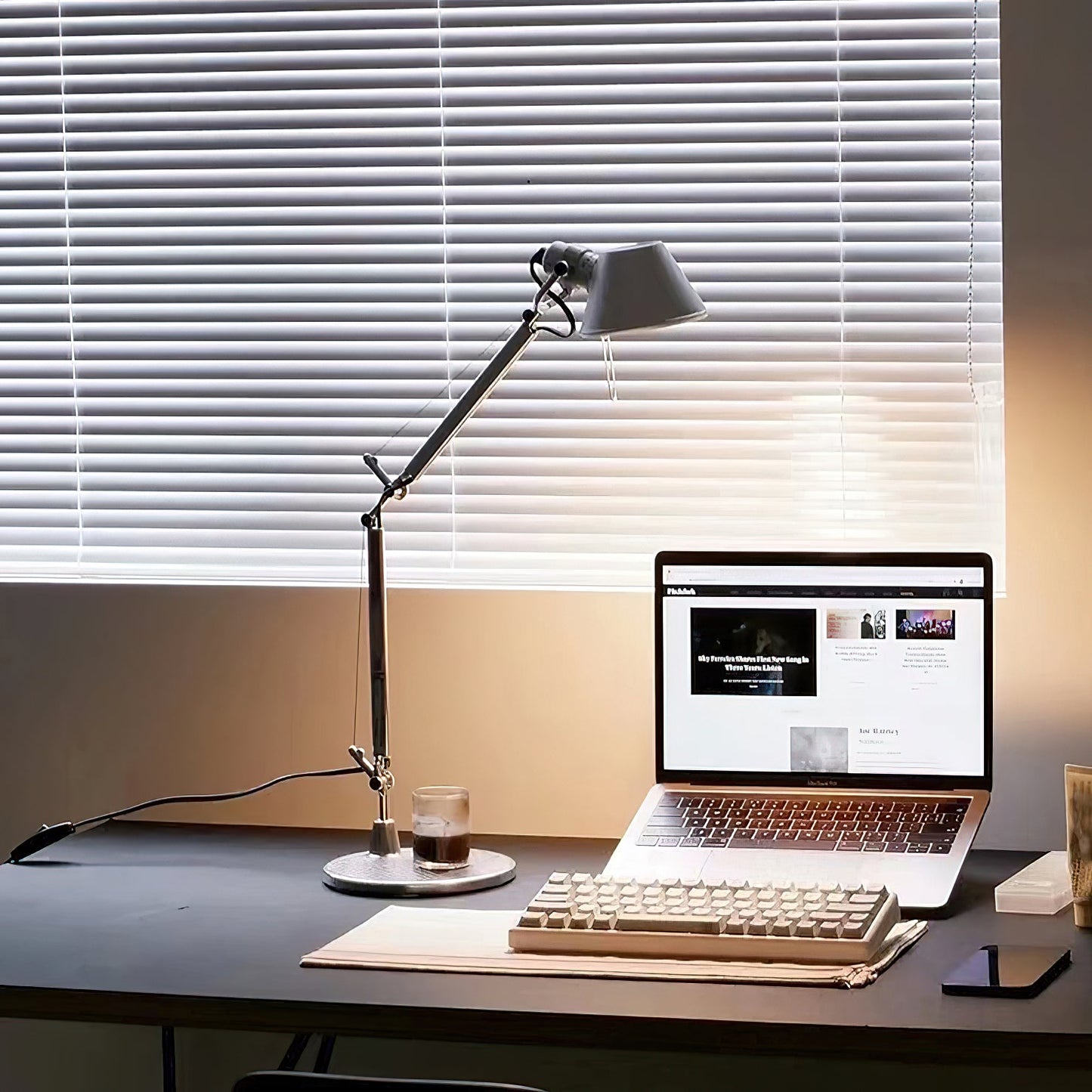 Articulated Aluminum Desk Lamp