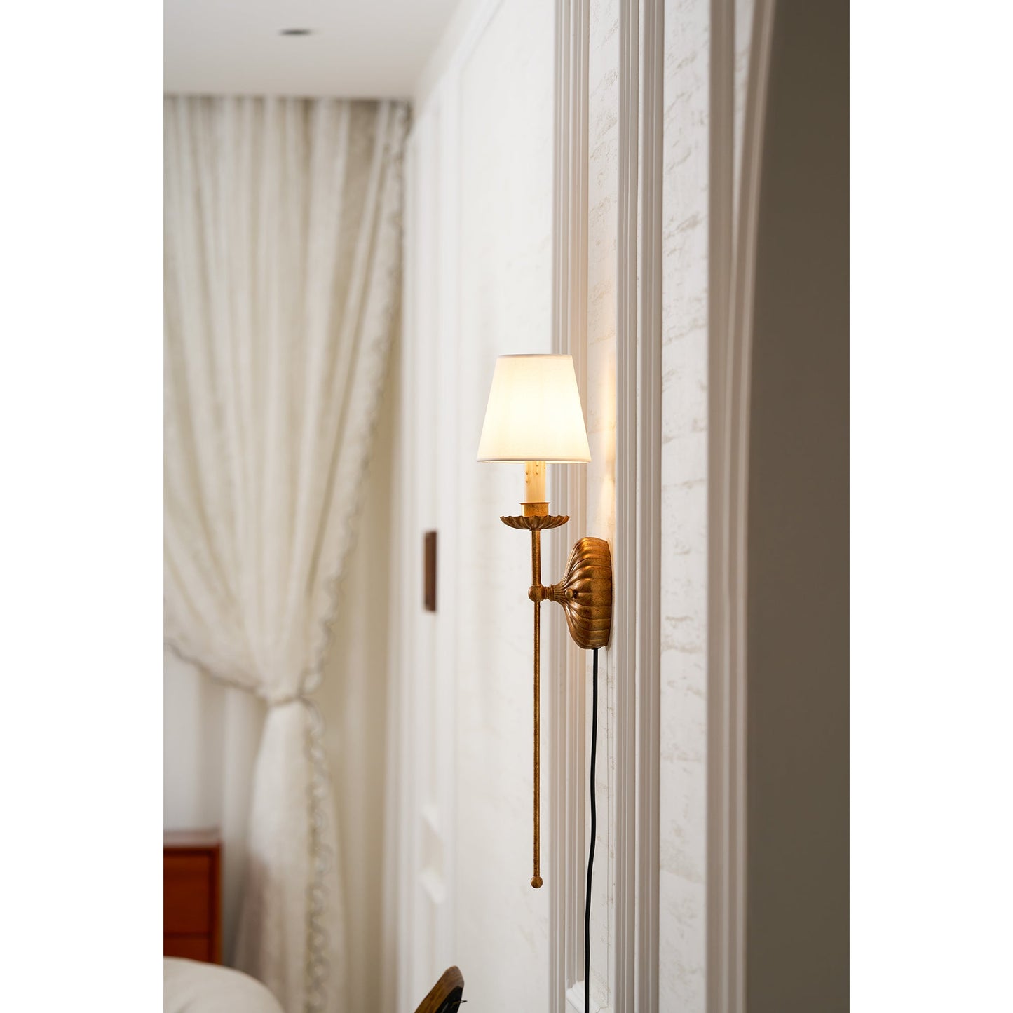 Fluted-Rosette Plug-in Wall Sconce
