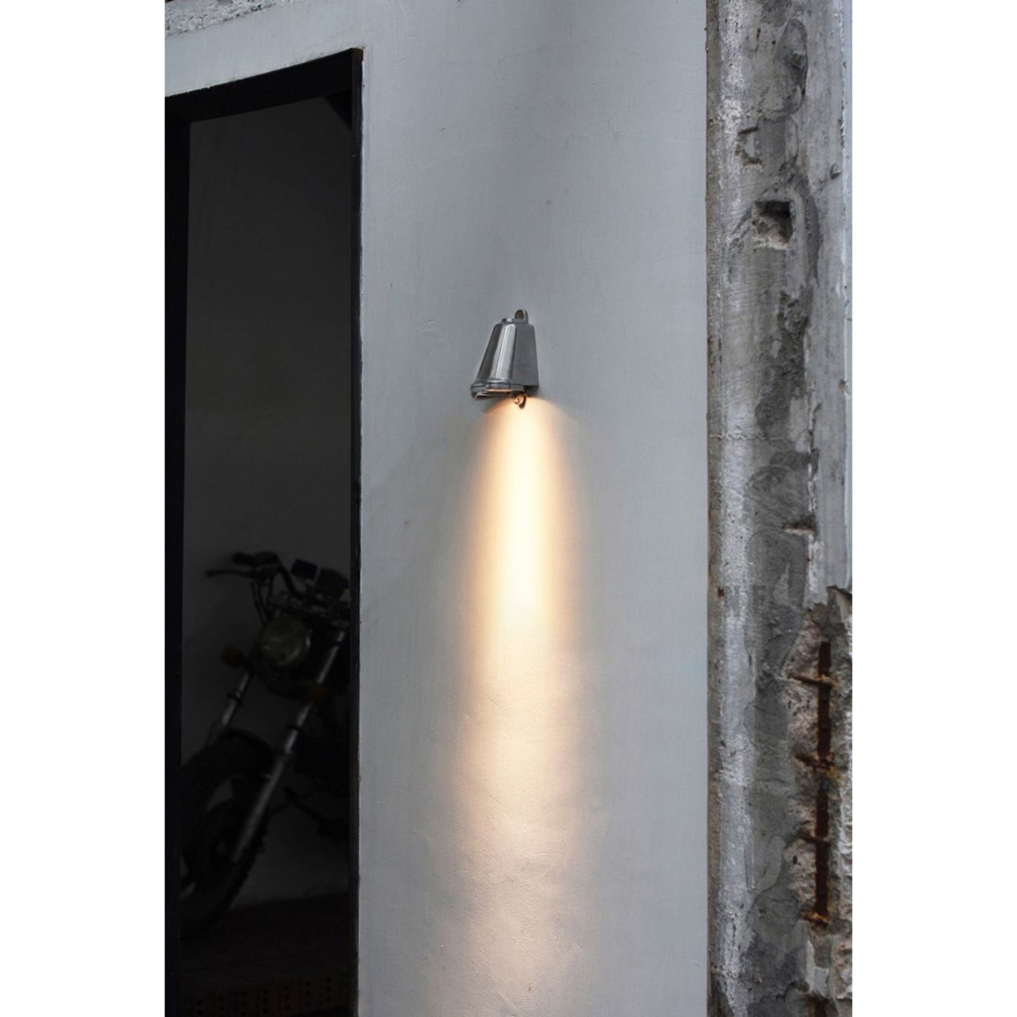 Mast Wall Lamp