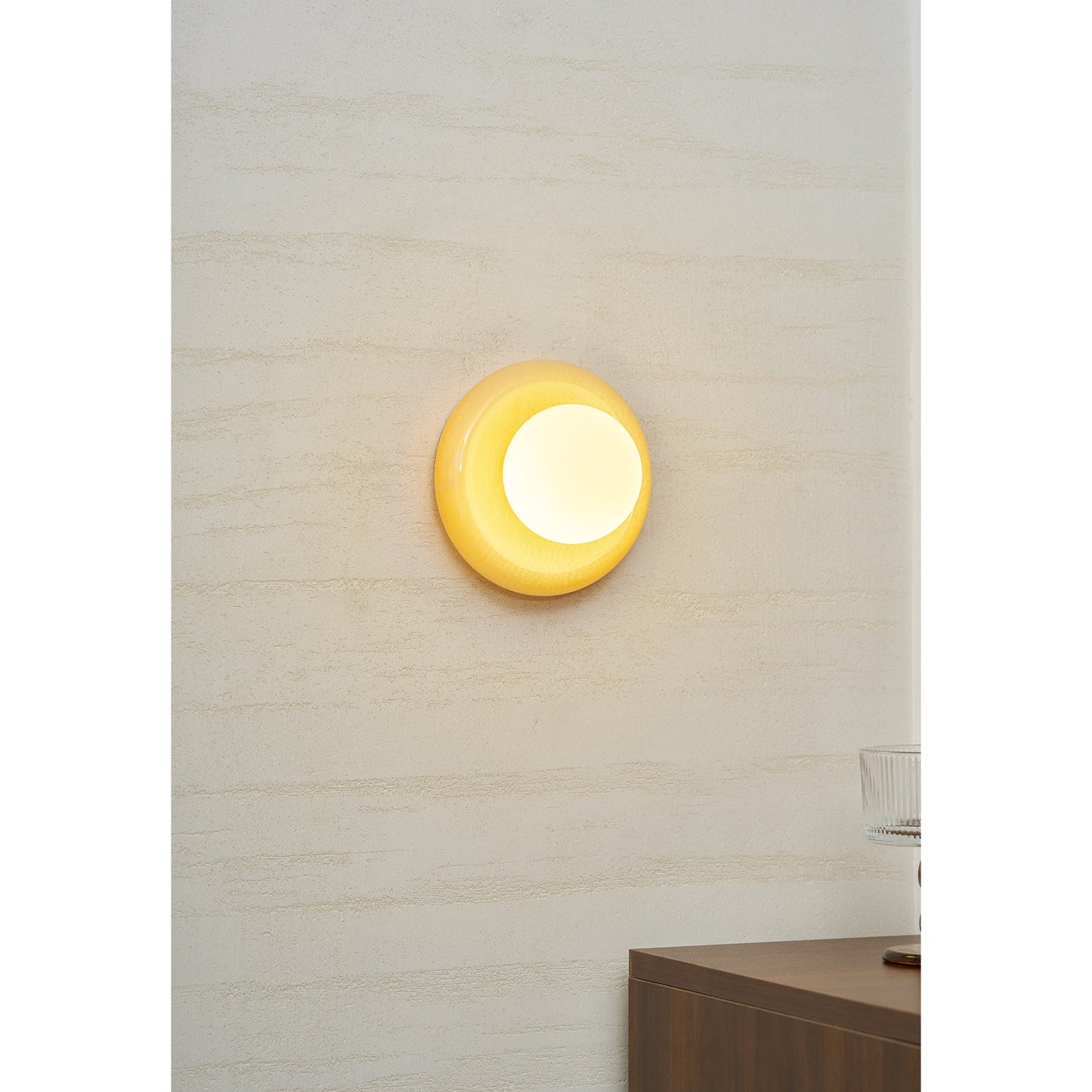 Novi Onyx Wall Lamp