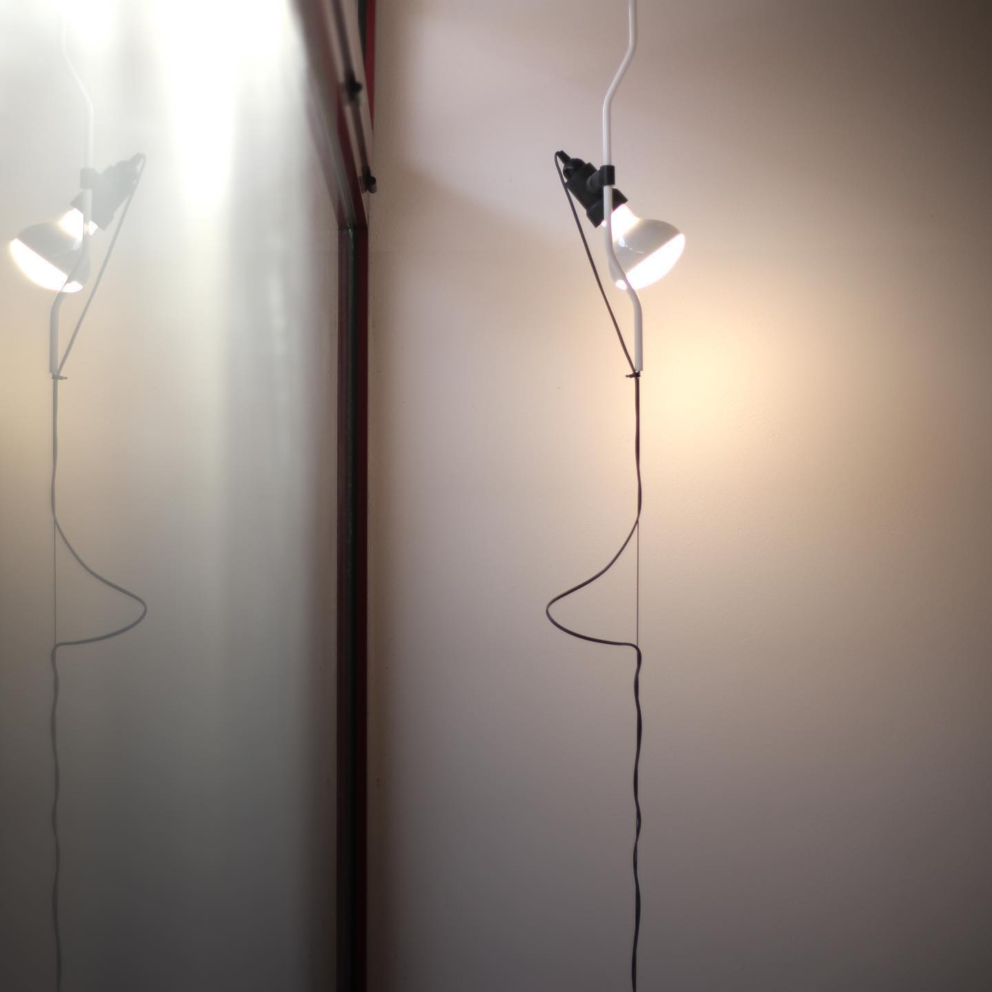Floor-to-Ceiling Tension Cable Lamp – Adjustable Spotlight