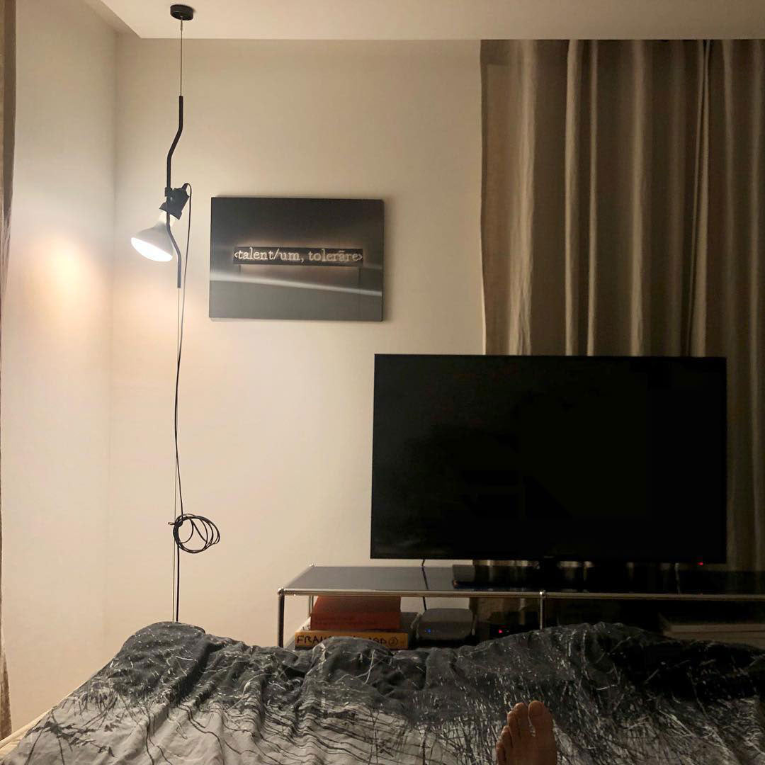 Floor-to-Ceiling Tension Cable Lamp – Adjustable Spotlight