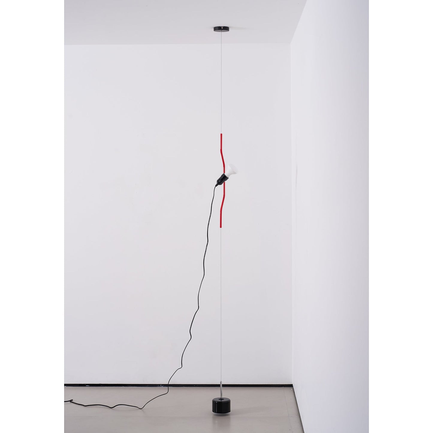 Floor-to-Ceiling Tension Cable Lamp – Adjustable Spotlight
