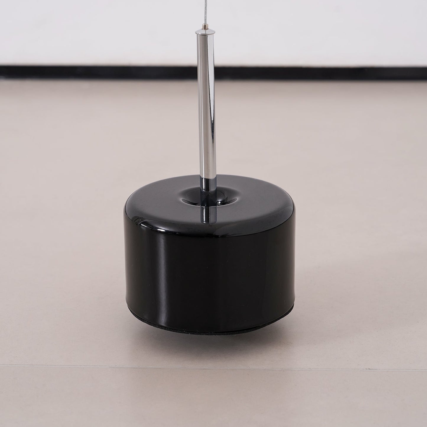 Floor-to-Ceiling Tension Cable Lamp – Adjustable Spotlight