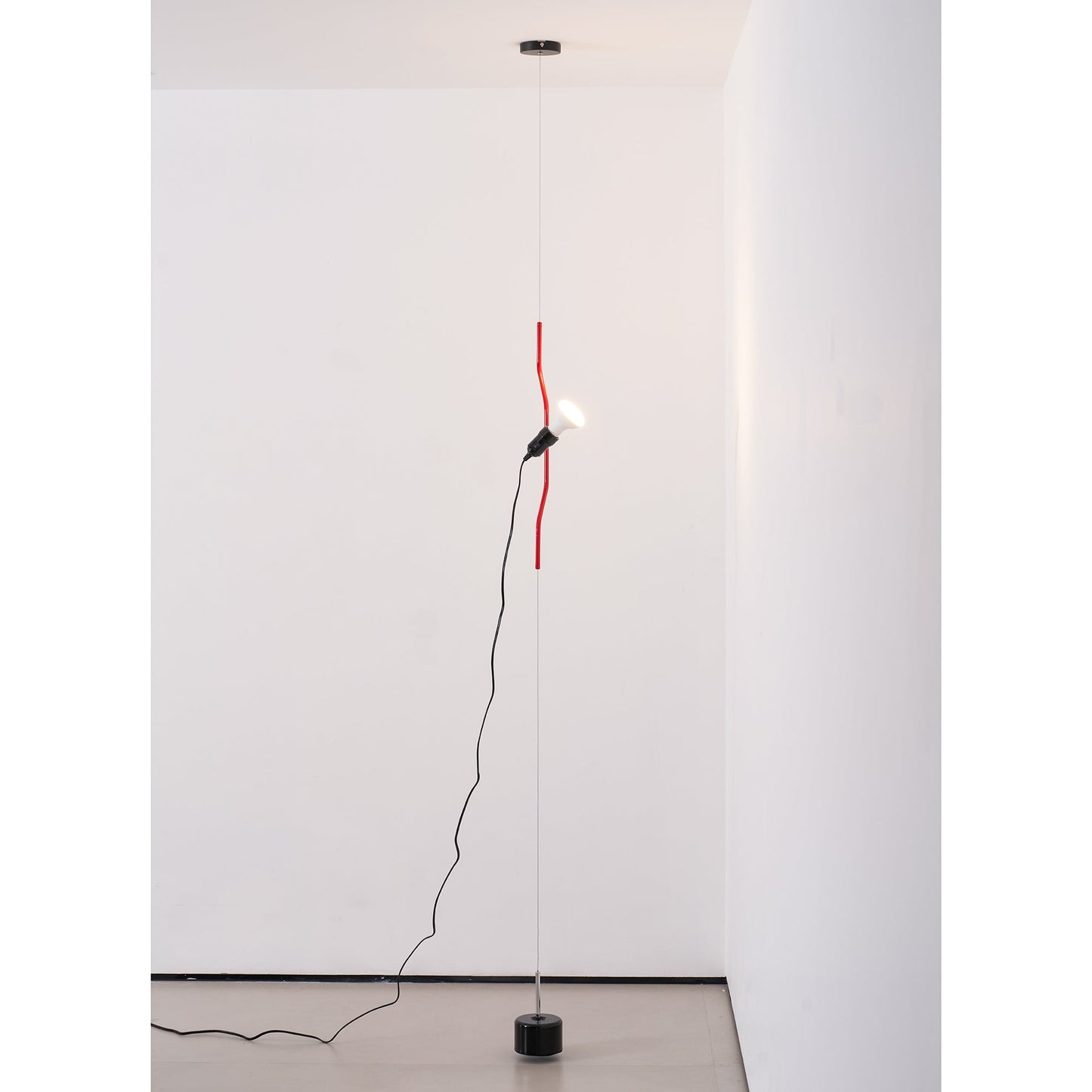 Floor-to-Ceiling Tension Cable Lamp – Adjustable Spotlight