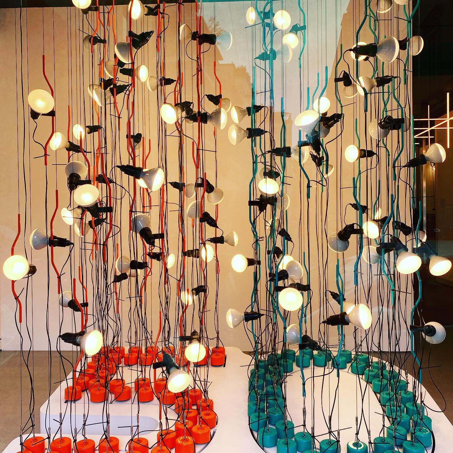 Floor-to-Ceiling Tension Cable Lamp – Adjustable Spotlight