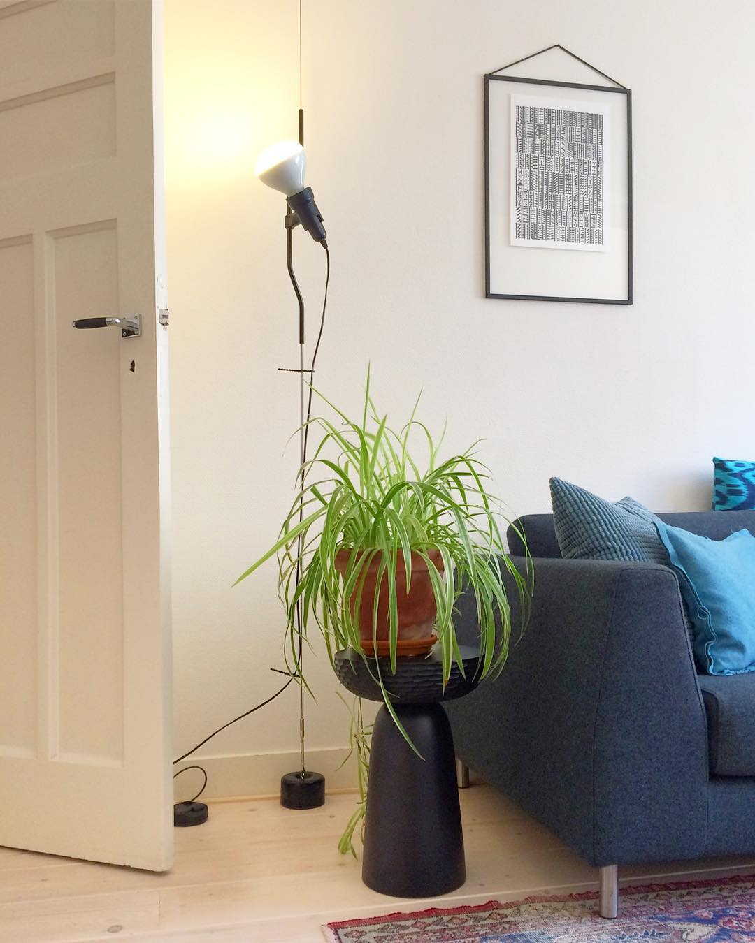 Floor-to-Ceiling Tension Cable Lamp – Adjustable Spotlight