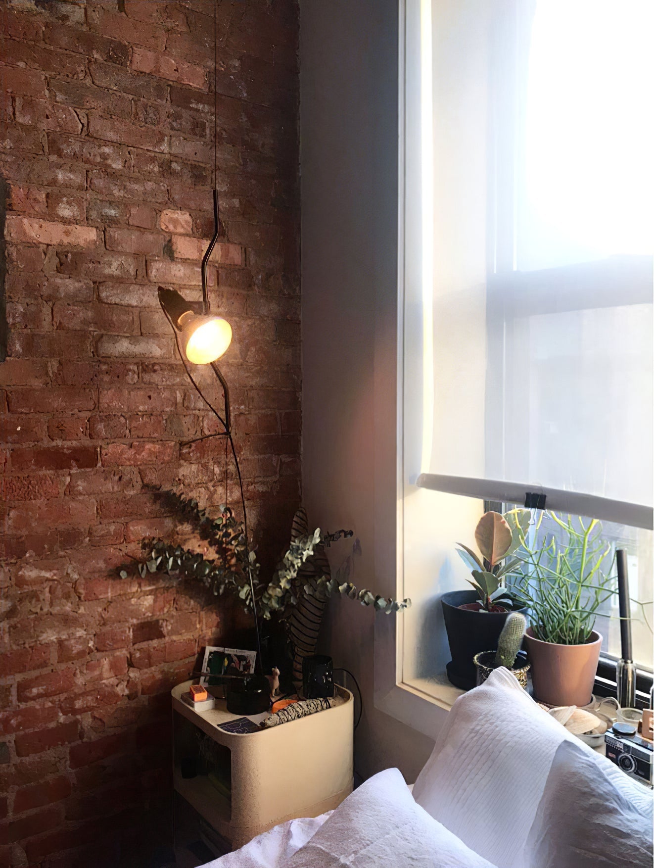 Floor-to-Ceiling Tension Cable Lamp – Adjustable Spotlight