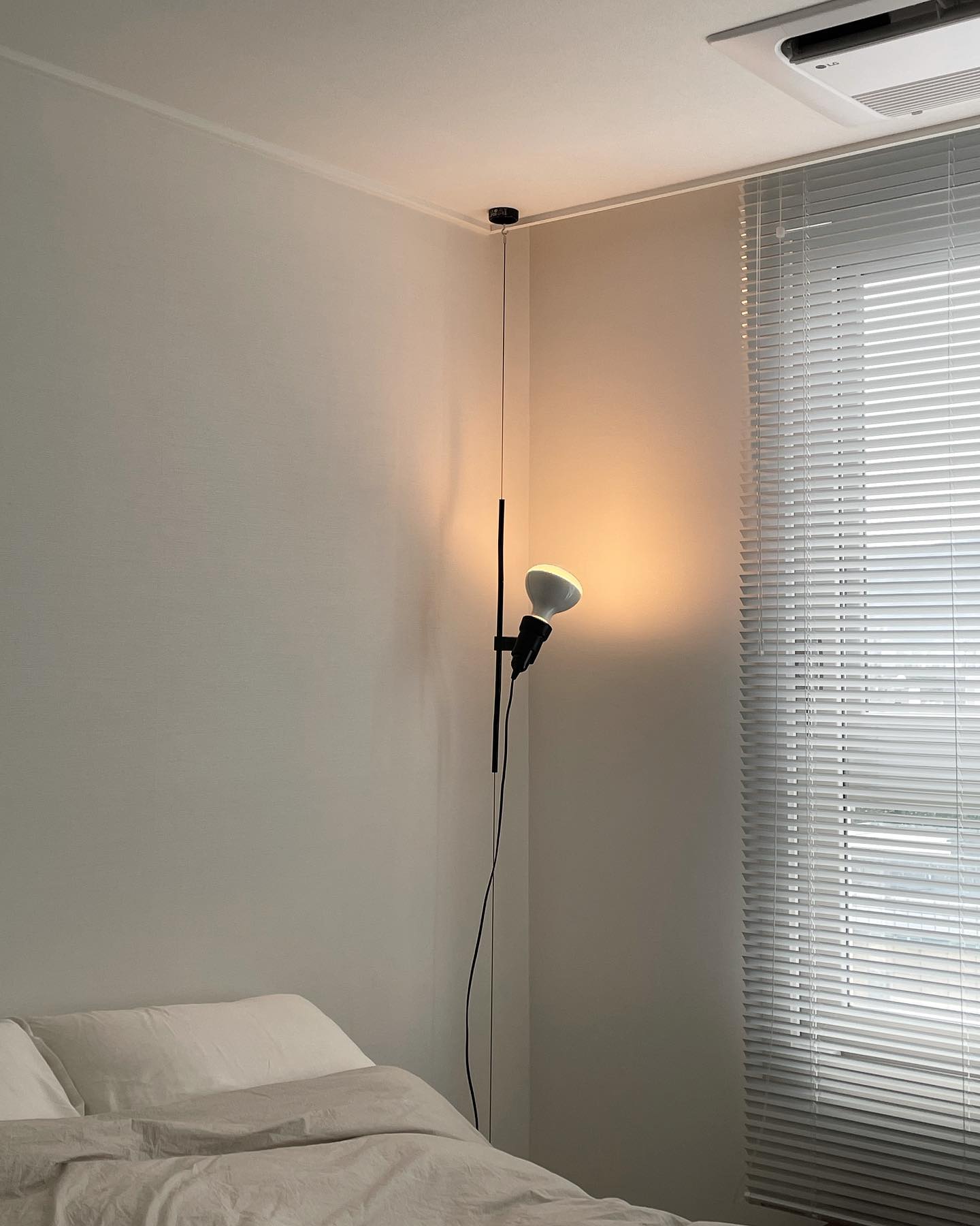 Floor-to-Ceiling Tension Cable Lamp – Adjustable Spotlight