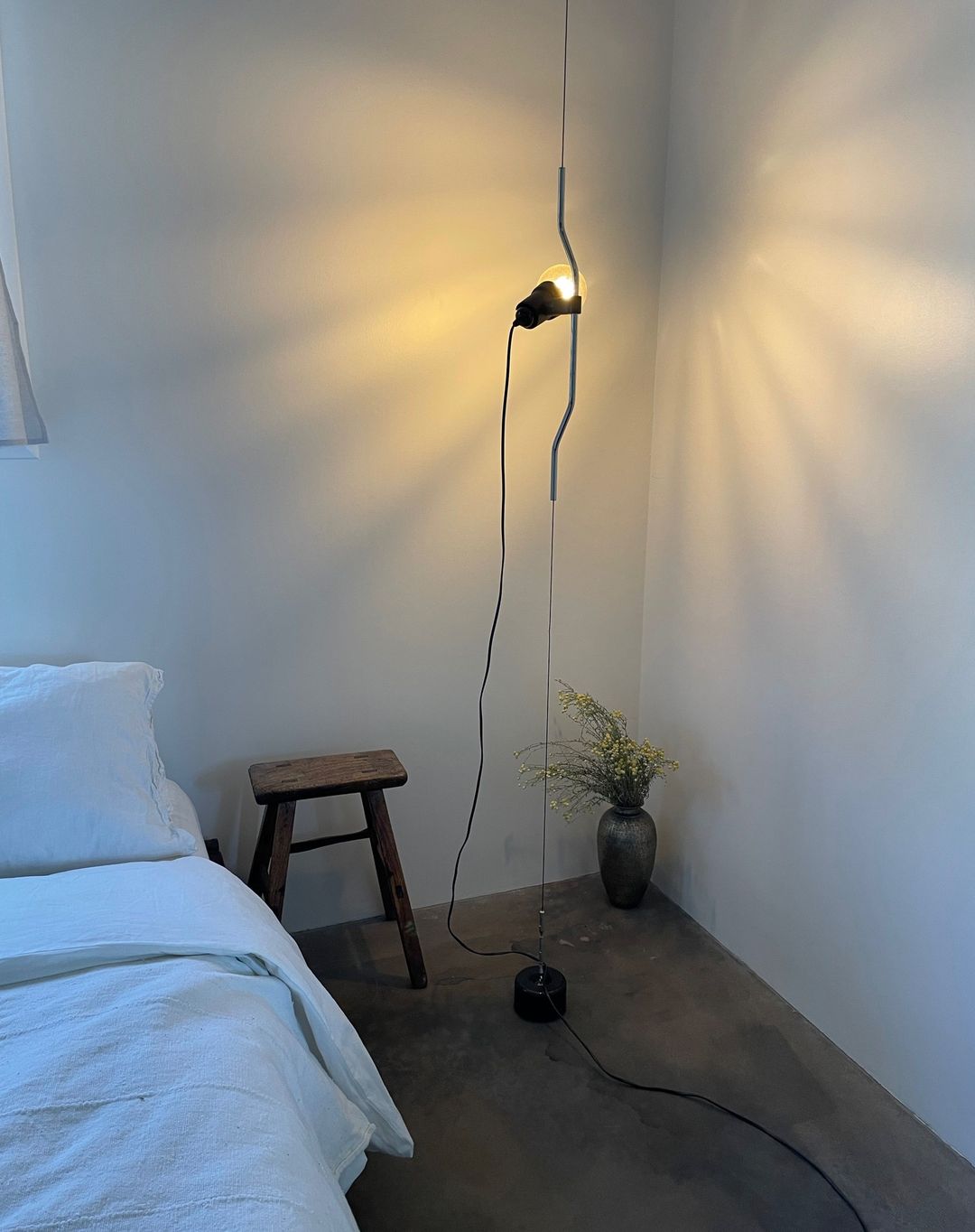 Floor-to-Ceiling Tension Cable Lamp – Adjustable Spotlight