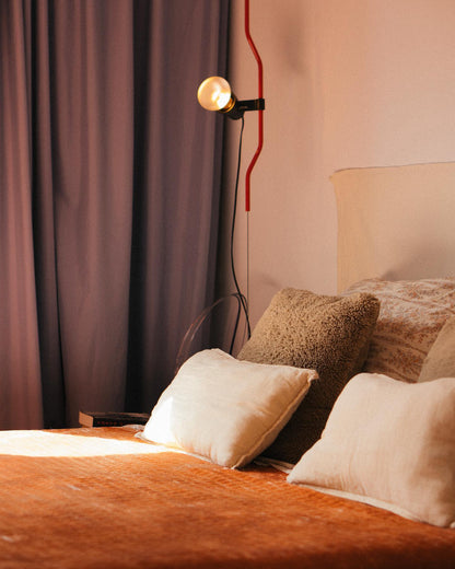 Floor-to-Ceiling Tension Cable Lamp – Adjustable Spotlight