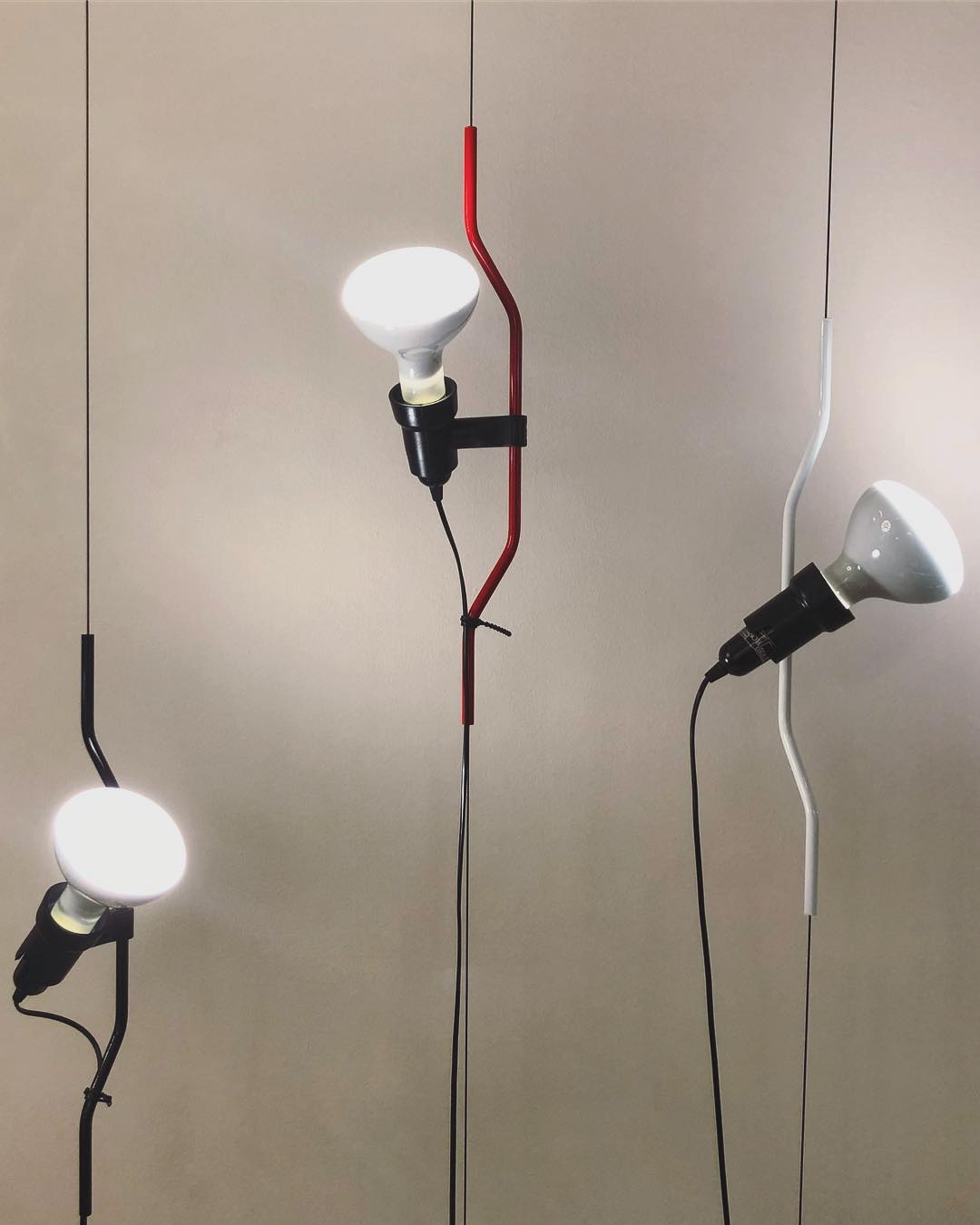 Floor-to-Ceiling Tension Cable Lamp – Adjustable Spotlight