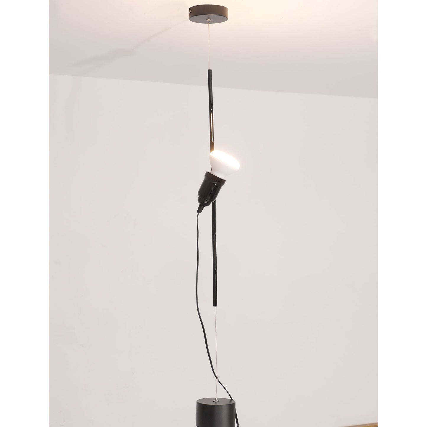 Floor-to-Ceiling Tension Cable Lamp – Adjustable Spotlight