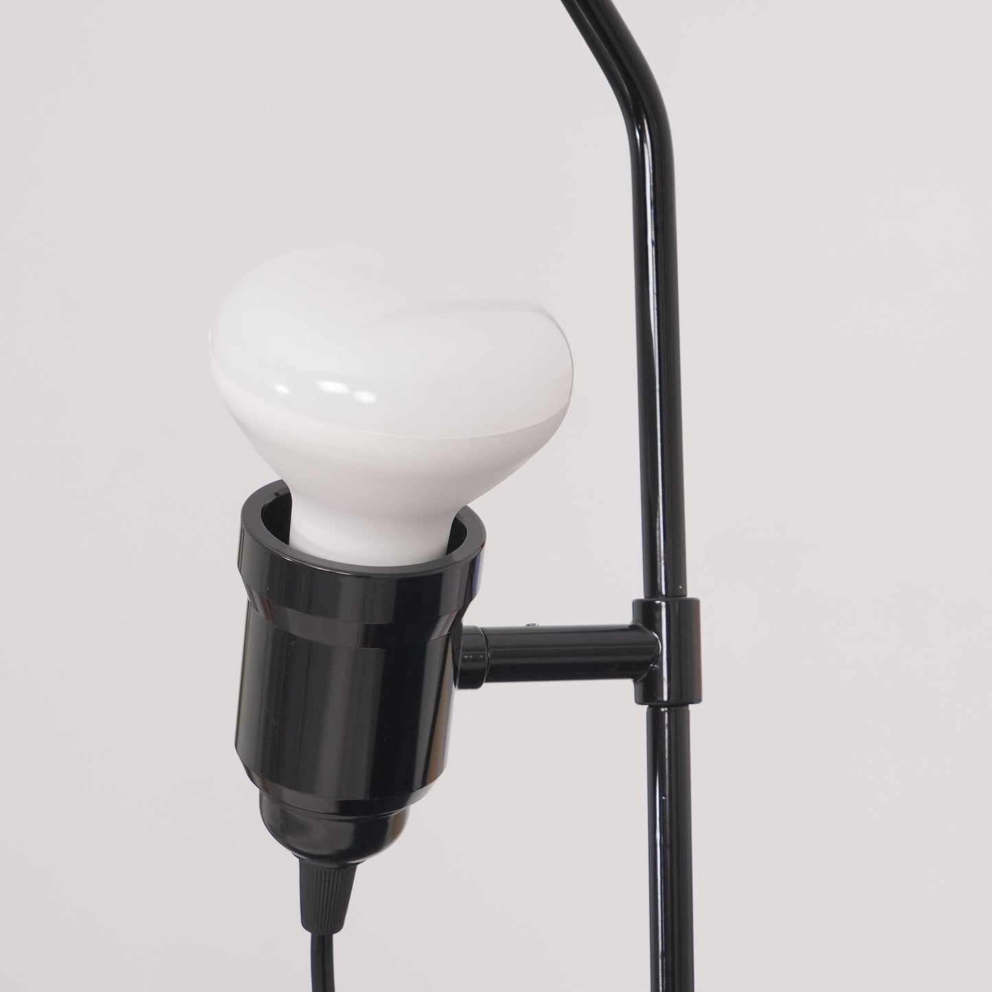 Floor-to-Ceiling Tension Cable Lamp – Adjustable Spotlight