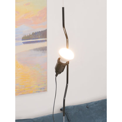 Floor-to-Ceiling Tension Cable Lamp – Adjustable Spotlight