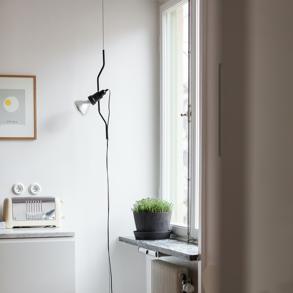 Floor-to-Ceiling Tension Cable Lamp – Adjustable Spotlight